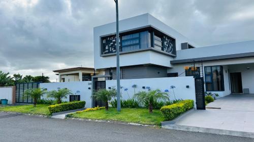 Vacoas-Phoenix House | Villa Palmeras - 4 Bedrooms AC Modern Luxury Villa