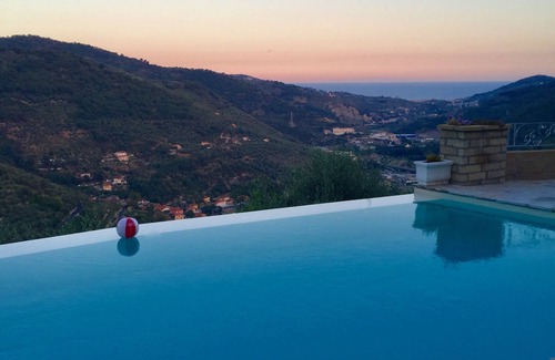Pontedassio House | Villa Panorama da Luca, splendida terrazza con piscina riscaldata, vista mare