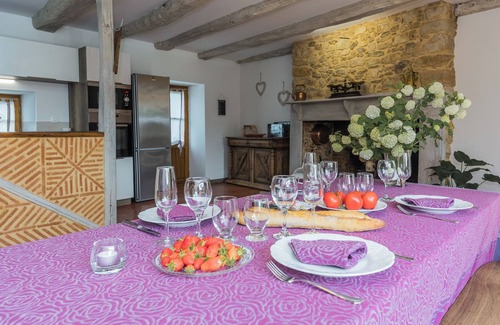 Saint-Rabier House | Villa Paola, beautiful holiday home with a large fenced private swimming pool.