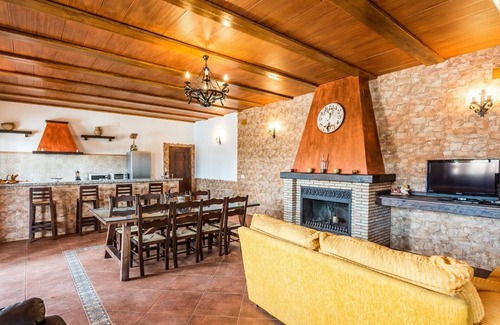 La Lantejuela Villa | Villa Paquita Lantejuela by Ruralidays