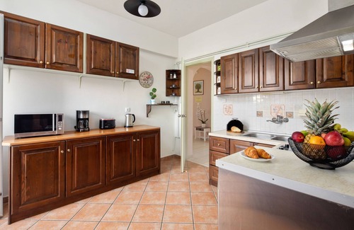 Roda Villa | Villa Paradiso: Large, modern villa, private pool close to beach