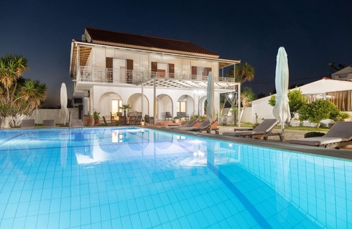 Roda Villa | Villa Paradiso: Large, modern villa, private pool close to beach