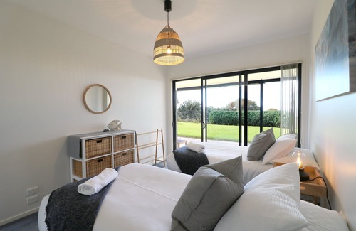 Tura Beach Cabin | Villa Paradiso - Pool and Beach Front