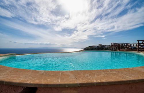 Torre delle Stelle Villa | Villa Patty with infinity pool in front of the sea, parking and wifi