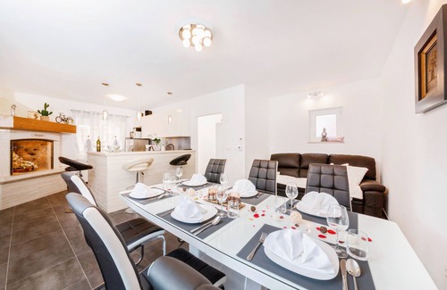 Brnobici Villa | Villa Petra, Kaštelir with Pool, Sauna and Jacuzzi ☆ near the POREC-ISTRIA