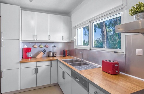 Sane Villa | Villa Pinewood - Six Bedroom Villa, Sleeps 12