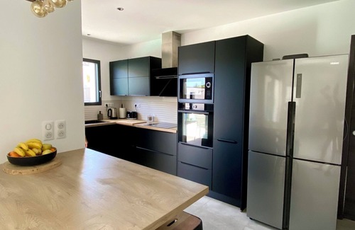 Morta Villa | Villa Piscine et Jardin Privé, 5 mn Mer et 20 mn Montagne, BOX Recharge Voiture