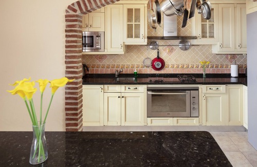 Sitio de Calahonda Villa | Villa Playa - Spacious 5 Bedroom Beachside Villa in Mijas Costa with Pool & AC