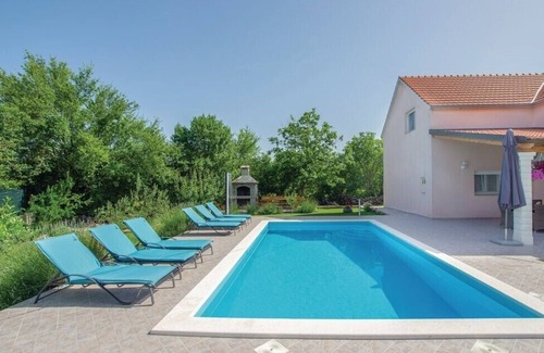 Dugopolje Villa | Villa Radosevic near Split, heated pool
