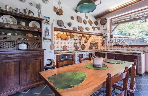 Vico Equense Villa | Villa Ramona: A characteristic and welcoming three-story villa situated in a quiet location, surrounded by a wonderful garden, with Free WI-FI.