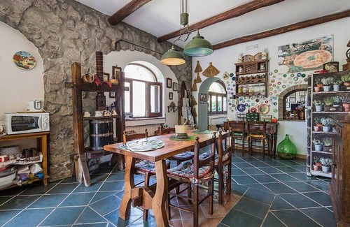 Vico Equense Villa | Villa Ramona: A characteristic and welcoming three-story villa situated in a quiet location, surrounded by a wonderful garden, with Free WI-FI.