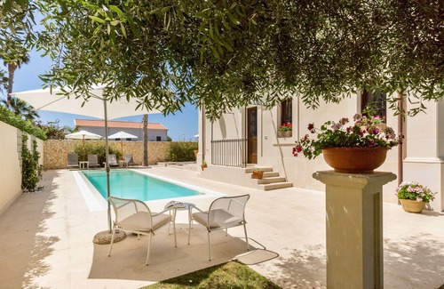 Avola Villa | Villa Raphael, luxury property with swimming pool and sea view
