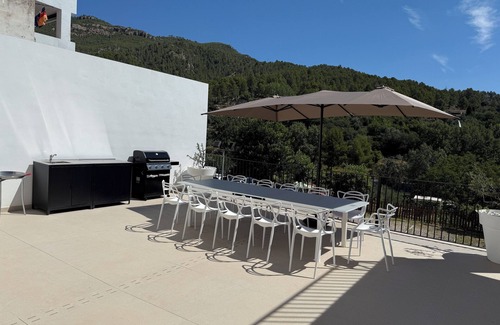 Montanejos Villa | Villa Raquel Montanejos, 12 people, 6 bathrooms, swimming pool, garden, barbecue.