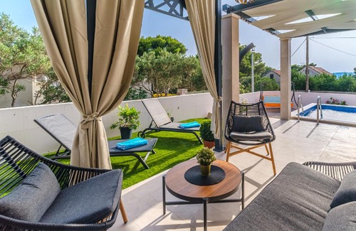 Cove Makarac (Milna) Villa | Villa Renesansa