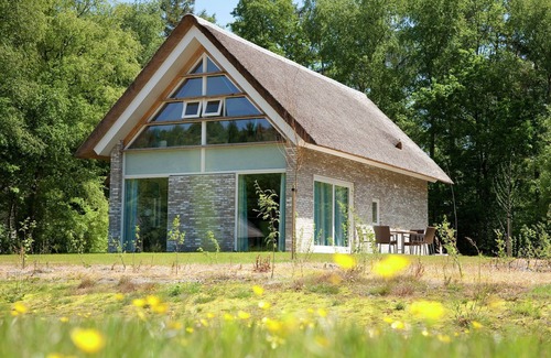 Ruinen Villa | Villa Retreat w/Outdoor Bubble Bath