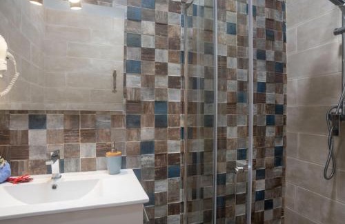 Linho Villa | Villa Riviera by Interhome
