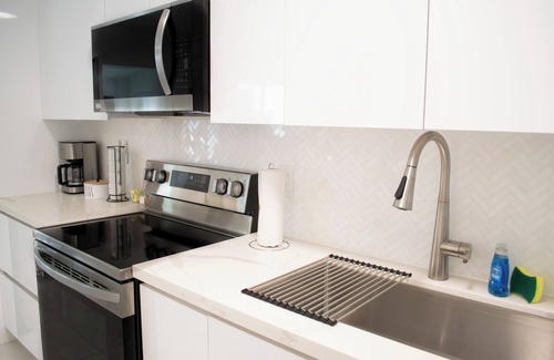 Northeast Coconut Grove House | Villa Roads 2/2 King Bed, Laundry Coral Gables, Brickell, Little Havana, Airport