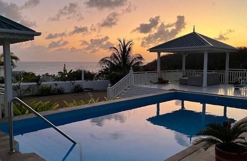 Choiseul House | Villa Romantique Avec Bain à Remous, à 5 Minutes de la Plage !