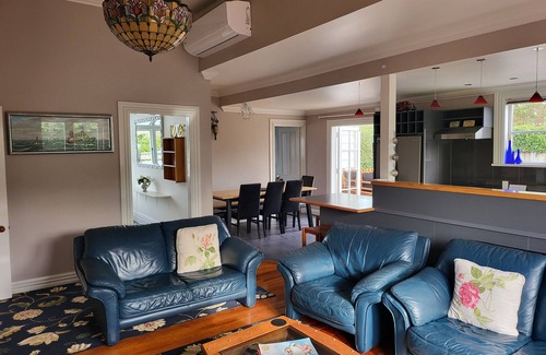 Martinborough Villa | Villa Rosa - a charming five bedroom villa with spa pool
