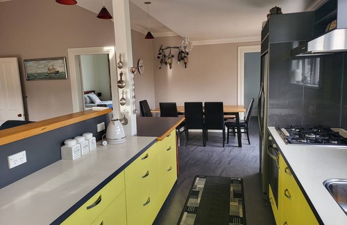 Martinborough Villa | Villa Rosa - a charming five bedroom villa with spa pool