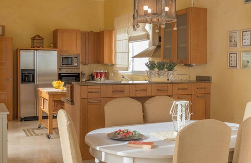 Benalup-Casas Vieja House | Villa Rosa with Pool, Garden and Wi-Fi