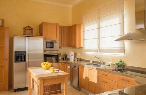 Benalup-Casas Vieja House | Villa Rosa with Pool, Garden and Wi-Fi