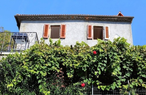 Casoli Villa | Villa Rosa. Sleeps up to 10 people,private pool(8.5m x 4.0m)+wifi radio internet