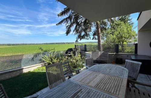 Haslau-Maria Ellend Apartment | Villa Rose close to Vienna & Airport