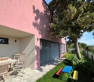 Haslau-Maria Ellend Apartment | Villa Rose close to Vienna & Airport