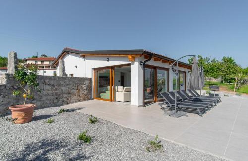 Tomaj Villa | Villa Rosemary Trieste HerMes arT