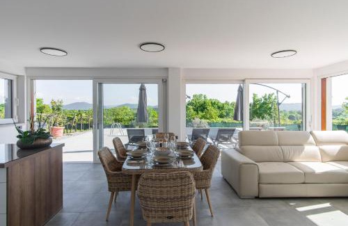 Tomaj Villa | Villa Rosemary Trieste HerMes arT