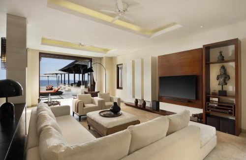 Banjarangkan Villa | Villa Rosita - Luxury Oceanfront Villa Wchef,