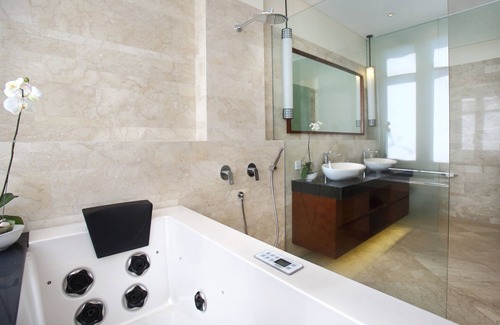 Banjarangkan Villa | Villa Rosita - Spectacular Oceanfront Getaway with Jacuzzi, Gym and Games Room