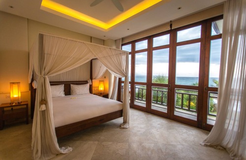 Banjarangkan Villa | Villa Rosita - Spectacular Oceanfront Getaway with Jacuzzi, Gym and Games Room