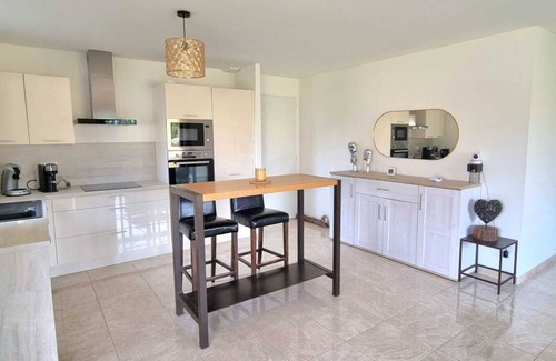 Croagnes Villa | Villa Sable En Provence, rated 4*. Heated swimming pool.
