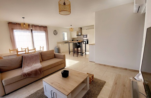Croagnes Villa | Villa Sable En Provence, rated 4*. Heated swimming pool.