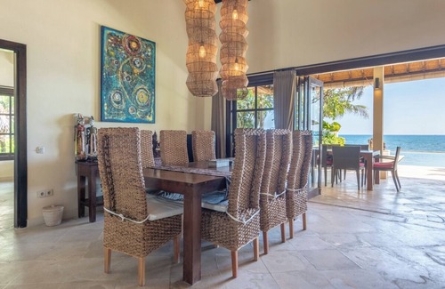 Banjartegehe Villa | Villa Sali: luxury beach villa with staff!