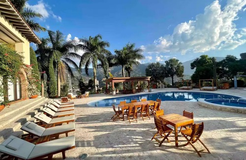 Copacabana Villa | Villa Santillana 7 Bedroom Full House 1-18 people