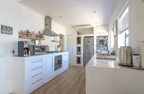 Plumstead House | Villa Sauvignon – Modern Home with Heated Pool, Outdoor Kitchen & Mountain Views