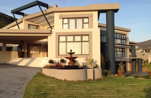 Trawal Villa | Villa Savrez Central located between waterfront, blouberg beaches, earport
