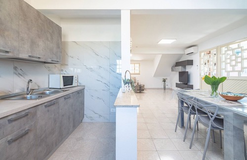 Tiche Apartment | Villa Segesta holiday flat with terrace, WiFi and air conditioning