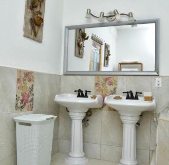 Discovery Bay House | Villa Serenity by the water-Tranquility Suite