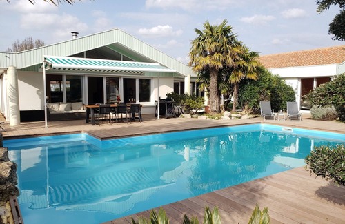 Nieul-sur-Mer House | Villa Seychelles, swimming pool, tropical garden, wooden terrace, close to the sea