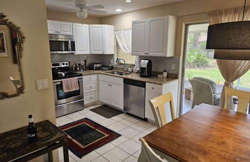 Park East House | Villa Siesta III- your private cottage in Secret Downtown area with Pool-PET OK!