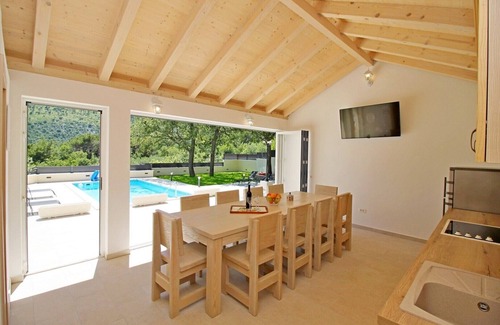 Omis Apartment | VILLA SKURA, private heated pool 32m2, summer kitchen, 4 bedrooms, garden