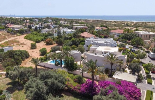 Jisr az-Zarqa Villa | Villa Sky Garden