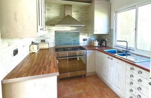 Arenas del Mar Villa | Villa - Sleeps 4 - Jacuzzi - Garden - Pet friendly