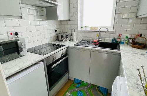 Corton Villa | Villa - Sleeps 6 - Pets Ok - Pool - Parking