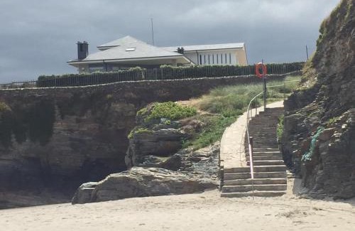 Ribadeo Villa | Villa sobre el mar con acceso a la playa , ideal para familias y grupos