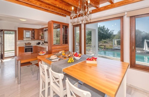 Kounoupidiana Villa | Villa Sobre - Spacious and Comfortable.